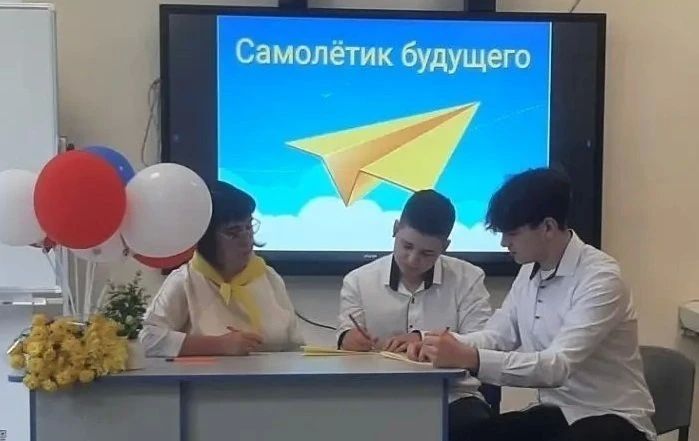 "Самолётик будущего": в Пустошкинской школе прошла трогательная акция в День знаний "Самолётик будущего": в Пустошкинской школе прошла трогательная акция в День знаний