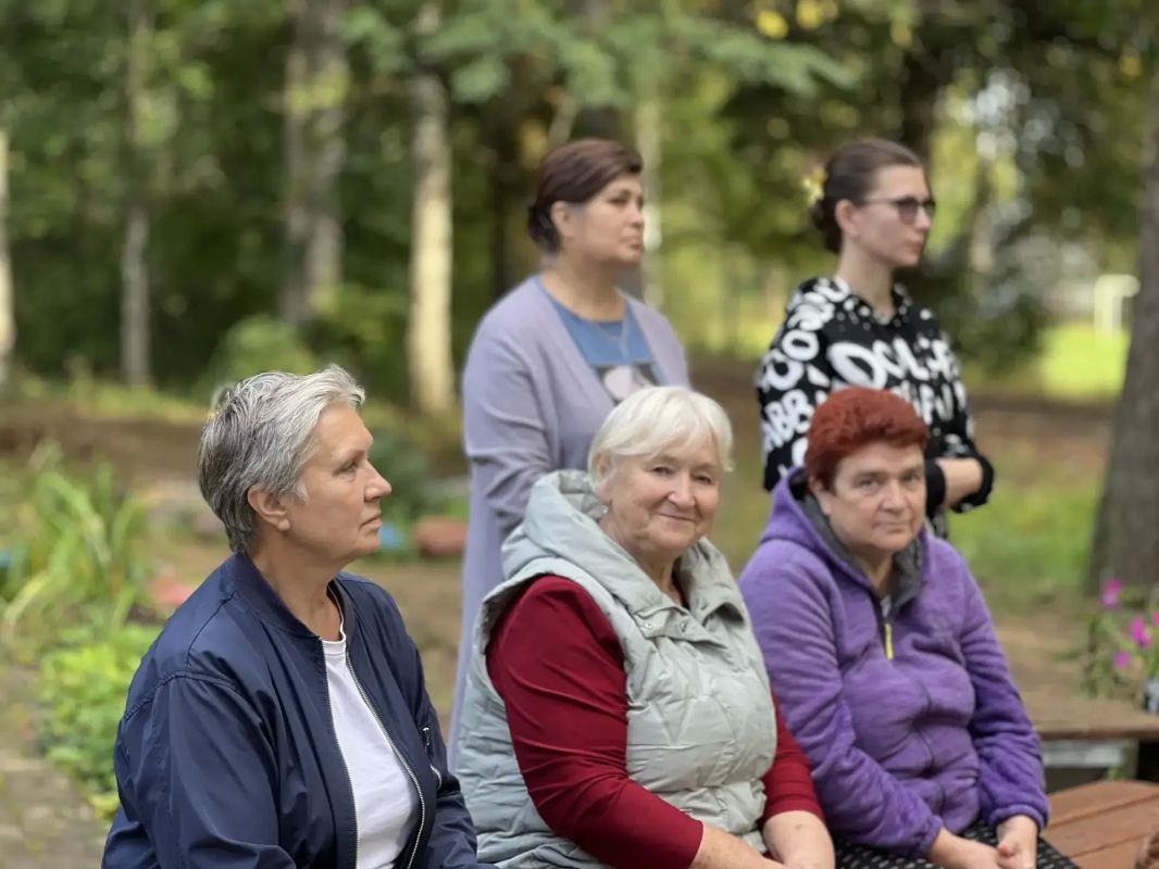 Представители власти встретились с жителями деревень Красные Горки и Пожеревицы в Дедовичском округе Представители власти встретились с жителями деревень Красные Горки и Пожеревицы в Дедовичском округе