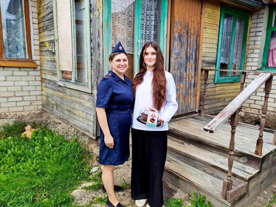 С Днем знаний поздравили детей погибших и пострадавших коллег сотрудники ИК-3 С Днем знаний поздравили детей погибших и пострадавших коллег сотрудники ИК-3