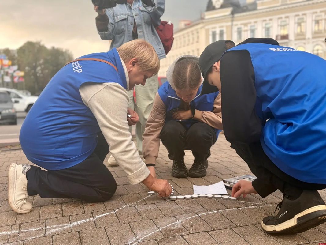 В центре Пскова зажгли «Свечу памяти»: горожане выложили из огней голубя мира В центре Пскова зажгли «Свечу памяти»: горожане выложили из огней голубя мира