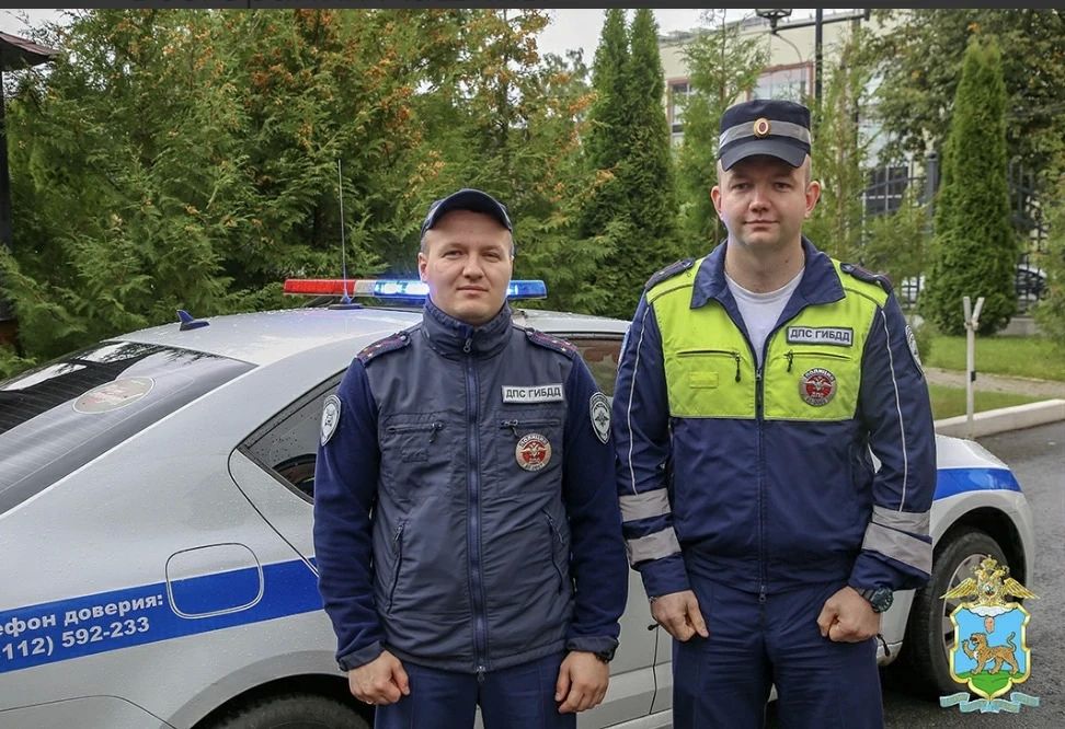 В Пскове экипаж ДПС помог потушить загоревшийся в дорожном заторе автомобиль