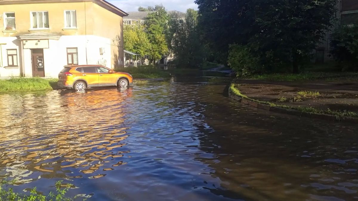 Обильные осадки сегодня вновь превратили Псков в город на воде
