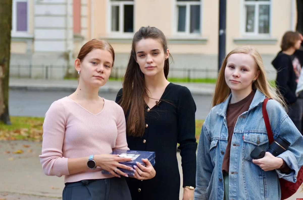 В центре Пскова зажгли «Свечу памяти»: горожане выложили из огней голубя мира В центре Пскова зажгли «Свечу памяти»: горожане выложили из огней голубя мира