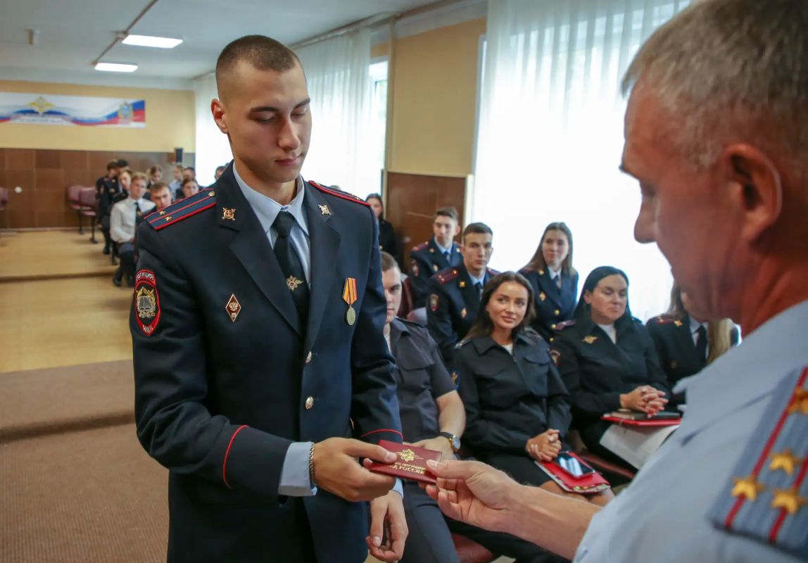 37 выпускников ведомственных вузов МВД России пополнили ряды полицейских Псковской области 37 выпускников ведомственных вузов МВД России пополнили ряды полицейских Псковской области
