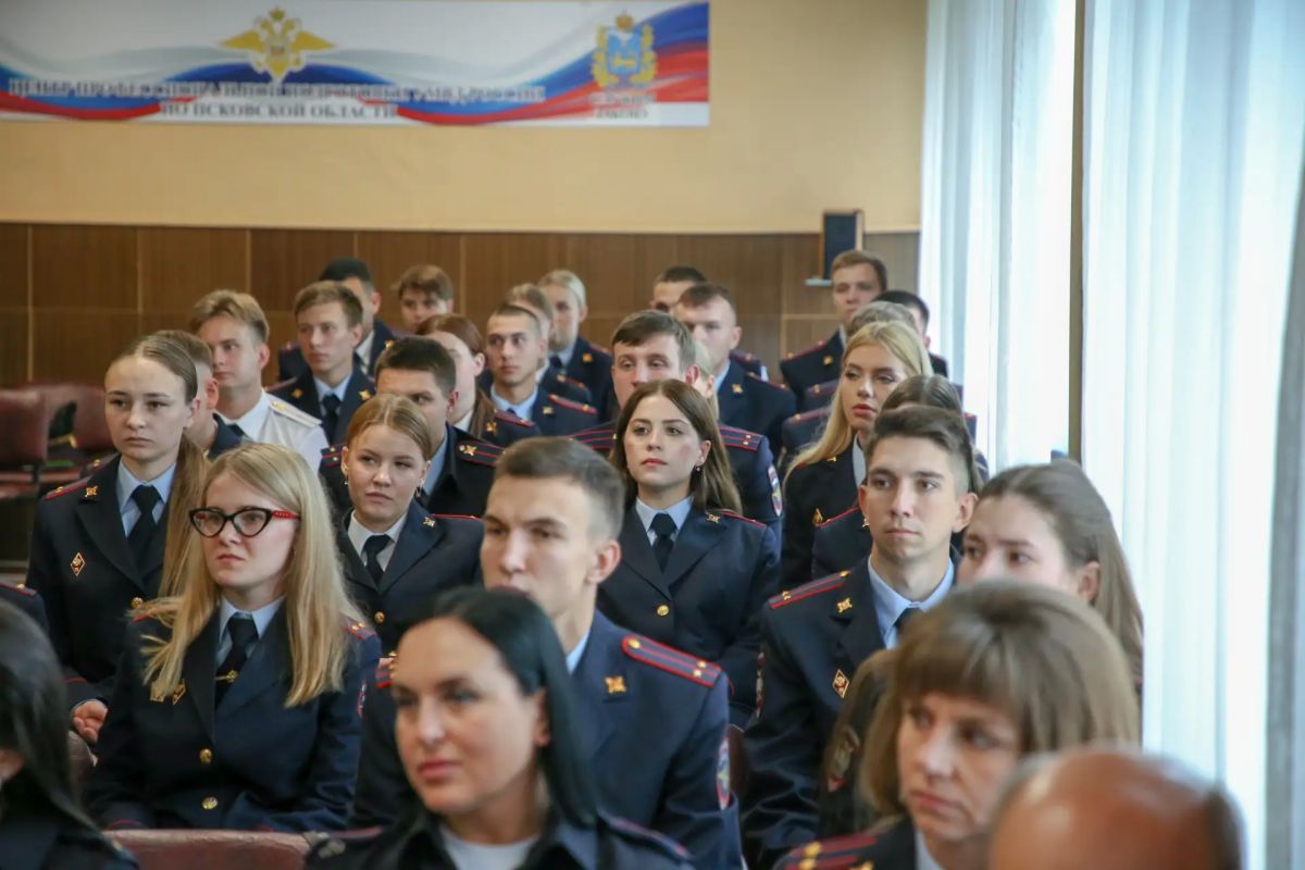 37 выпускников ведомственных вузов МВД России пополнили ряды полицейских Псковской области 37 выпускников ведомственных вузов МВД России пополнили ряды полицейских Псковской области