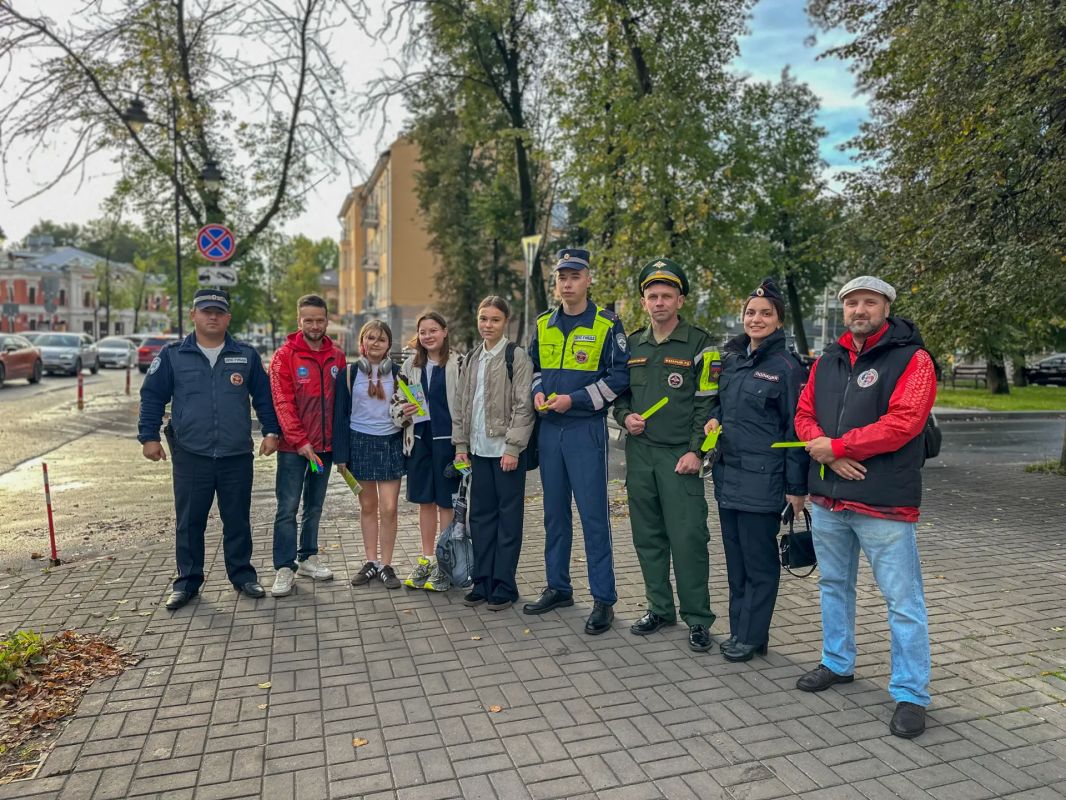 В Пскове сотрудники Госавтоинспекции обеспечивают безопасность детей вблизи школ В Пскове сотрудники Госавтоинспекции обеспечивают безопасность детей вблизи школ