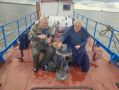 Двое рыбаков чудом выжили после опрокидывания лодки на Псковско-Чудском озере