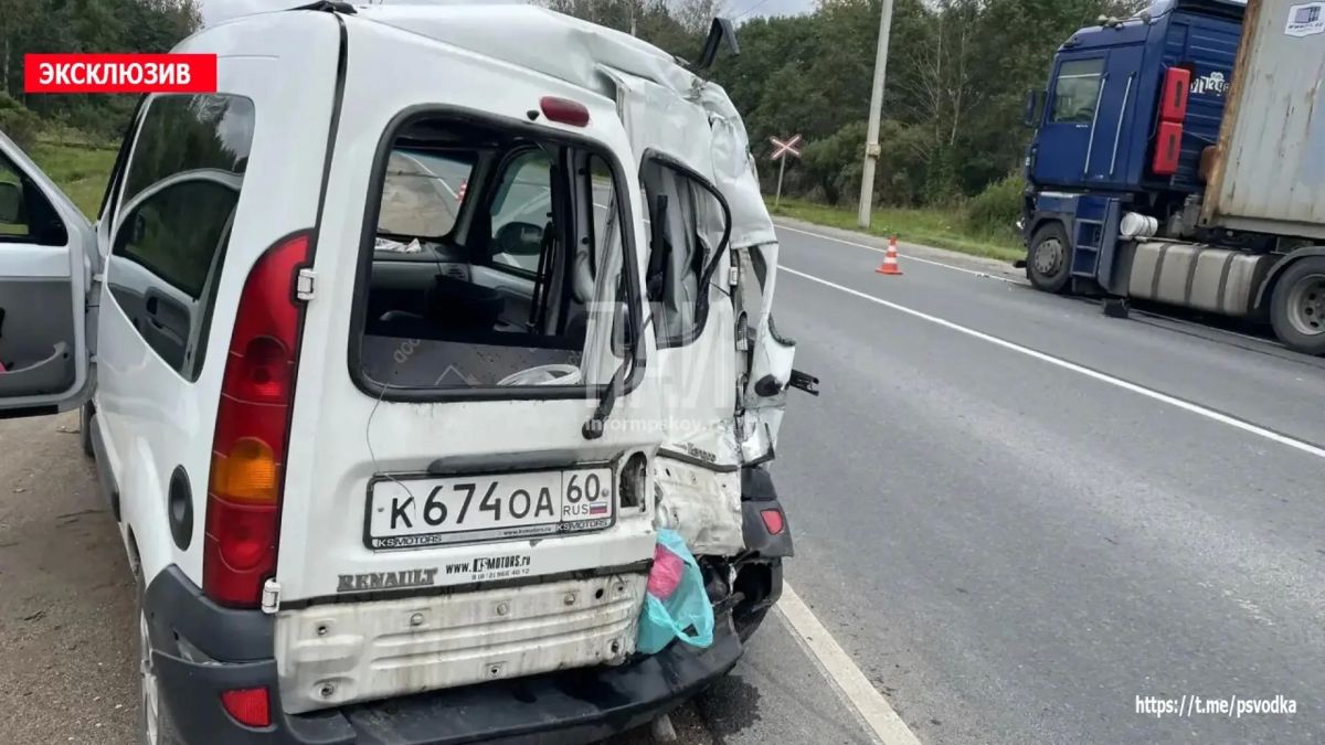 В Острове грузовик столкнулся с Renault Kangoo В Острове грузовик столкнулся с Renault Kangoo