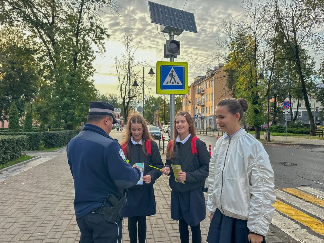В Пскове сотрудники Госавтоинспекции обеспечивают безопасность детей вблизи школ В Пскове сотрудники Госавтоинспекции обеспечивают безопасность детей вблизи школ