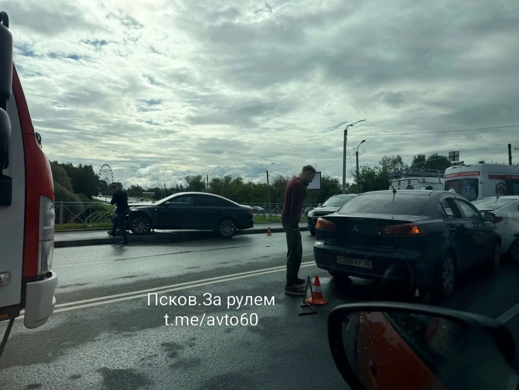 ДТП на дамбе (Красноармейская набережная) ДТП на дамбе (Красноармейская набережная)