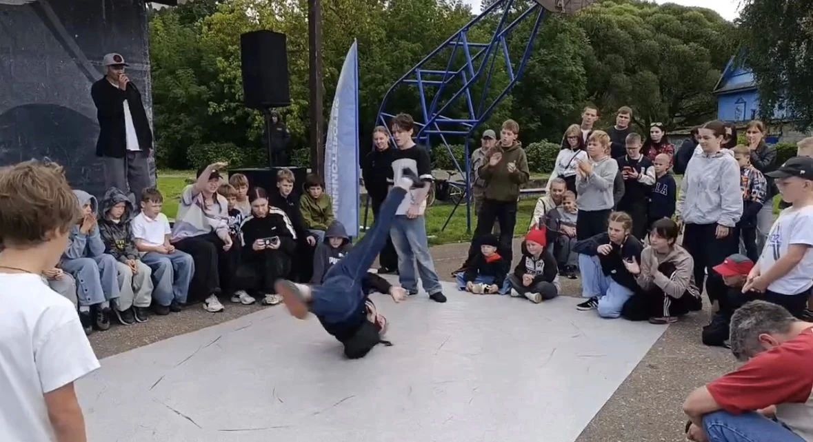 Фестиваль уличной культуры и спорта прошёл на острове Дятлинка в Великих Луках Фестиваль уличной культуры и спорта прошёл на острове Дятлинка в Великих Луках