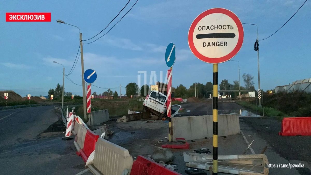 Водитель автомобиля Largus влетел в бетонные ограждения на трассе Псков-Изборск Водитель автомобиля Largus влетел в бетонные ограждения на трассе Псков-Изборск