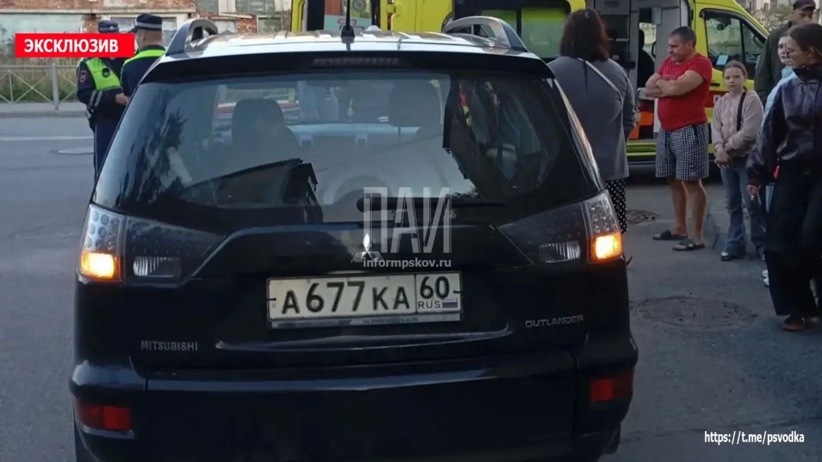 В Пскове, на улице Гражданской у дома 7, водитель автомобиля Mitsubishi Outlander совершил наезд на девочку 2015 года рождения на самокате В Пскове, на улице Гражданской у дома 7, водитель автомобиля Mitsubishi Outlander совершил наезд на девочку 2015 года рождения на самокате