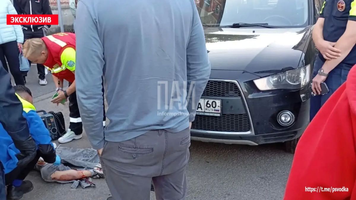 В Пскове, на улице Гражданской у дома 7, водитель автомобиля Mitsubishi Outlander совершил наезд на девочку 2015 года рождения на самокате В Пскове, на улице Гражданской у дома 7, водитель автомобиля Mitsubishi Outlander совершил наезд на девочку 2015 года рождения на самокате