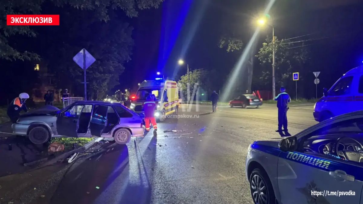 В Пскове, на улице Мирной 11, произошло столкновение автомобилей Lada Largus и ВАЗ-2114 В Пскове, на улице Мирной 11, произошло столкновение автомобилей Lada Largus и ВАЗ-2114
