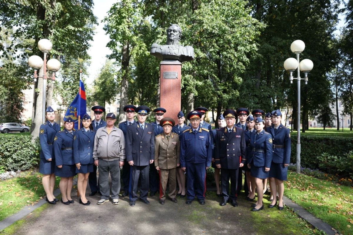 Митинг у памятника Кутузову прошёл в Пскове в годовщину Бородинского сражения Митинг у памятника Кутузову прошёл в Пскове в годовщину Бородинского сражения