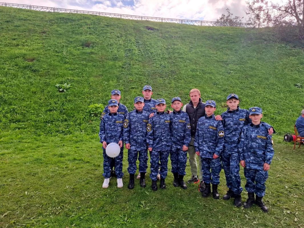Воспитанники ВПК «Зубренок» стали участниками городского фестиваля и памятных мероприятий в Пскове Воспитанники ВПК «Зубренок» стали участниками городского фестиваля и памятных мероприятий в Пскове