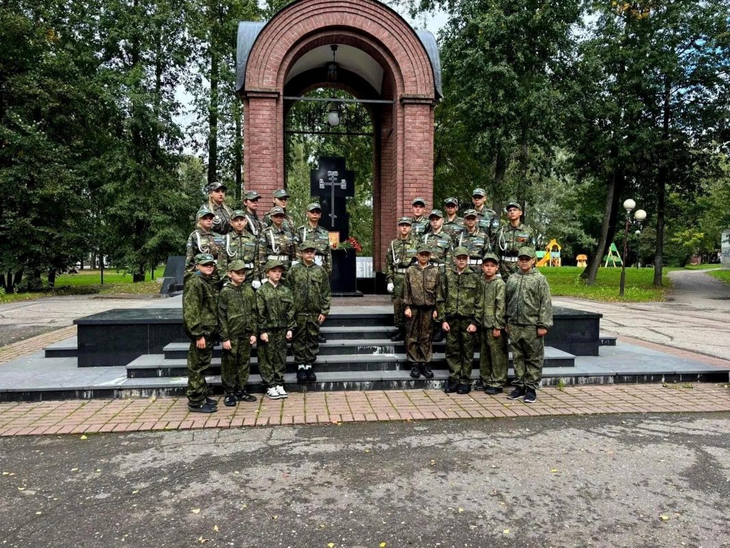 Воспитанники ВПК «Зубренок» стали участниками городского фестиваля и памятных мероприятий в Пскове Воспитанники ВПК «Зубренок» стали участниками городского фестиваля и памятных мероприятий в Пскове