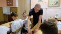 Одна бутылка на двоих — и инфекция в придачу: что нельзя разрешать школьнику