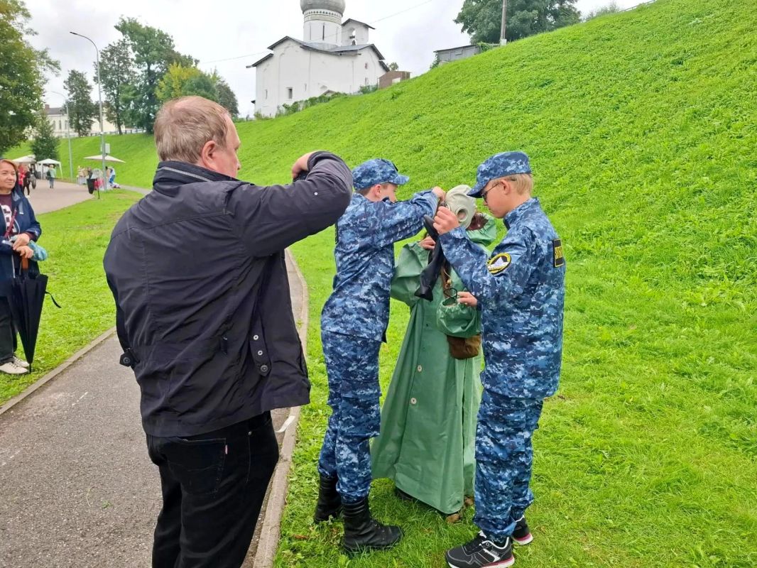 Воспитанники ВПК «Зубренок» стали участниками городского фестиваля и памятных мероприятий в Пскове Воспитанники ВПК «Зубренок» стали участниками городского фестиваля и памятных мероприятий в Пскове