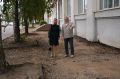В Великих Луках ремонтируют тротуар на улице Винатовского