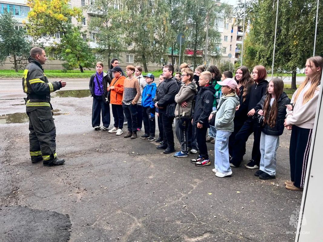 Великолукские пожарные принимают юных гостей Великолукские пожарные принимают юных гостей