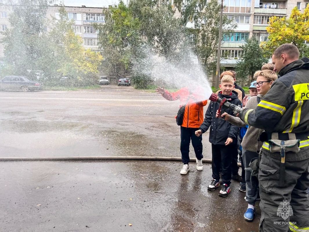 Великолукские пожарные принимают юных гостей Великолукские пожарные принимают юных гостей