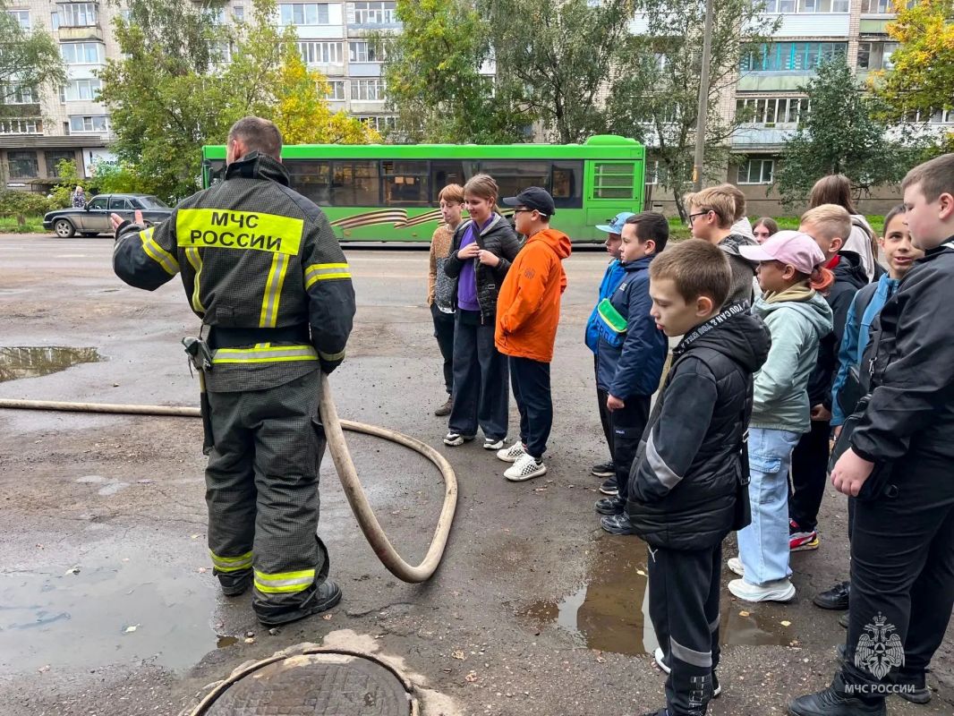 Великолукские пожарные принимают юных гостей Великолукские пожарные принимают юных гостей