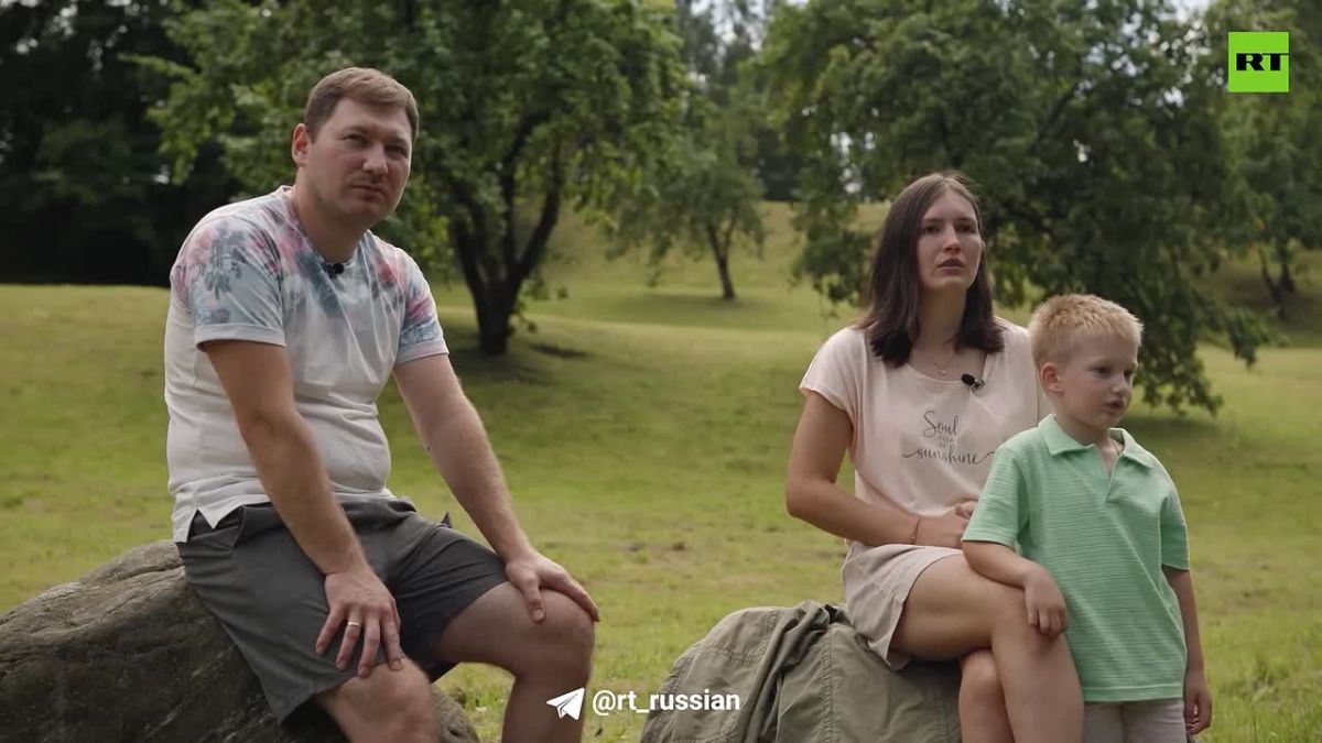«Такая графа была — не «Папа, мама», а «Родитель 1, родитель 2». Мы сидели гадали, кто из нас родитель 1, а кто из нас родитель 2»