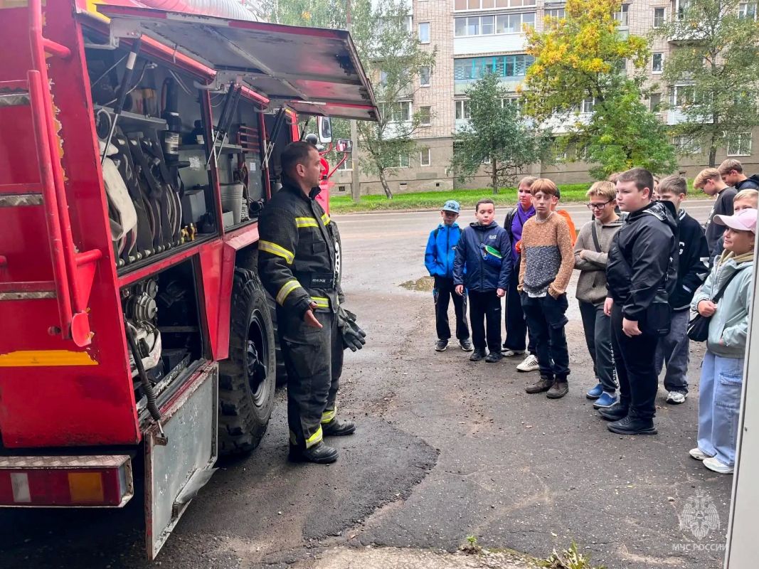 Великолукские пожарные принимают юных гостей Великолукские пожарные принимают юных гостей