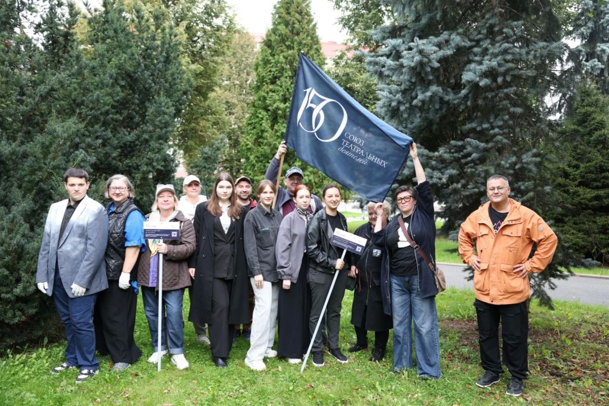 В Пскове высадили аллею к 150-летию Союза театральных деятелей В Пскове высадили аллею к 150-летию Союза театральных деятелей