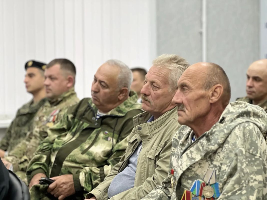 Депутат Госдумы РФ Александр Козловский встретился с представителями ветеранских организаций города, а затем – с коллективом школы № 17 в Великих Луках Депутат Госдумы РФ Александр Козловский встретился с представителями ветеранских организаций города, а затем – с коллективом школы № 17 в Великих Луках