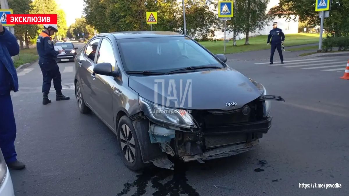В Пскове, на улице Труда у дома 25, произошло столкновение мотоцикла Honda и автомобиля Kia Rio В Пскове, на улице Труда у дома 25, произошло столкновение мотоцикла Honda и автомобиля Kia Rio