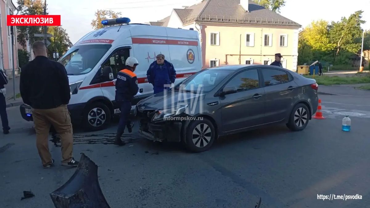 В Пскове, на улице Труда у дома 25, произошло столкновение мотоцикла Honda и автомобиля Kia Rio В Пскове, на улице Труда у дома 25, произошло столкновение мотоцикла Honda и автомобиля Kia Rio