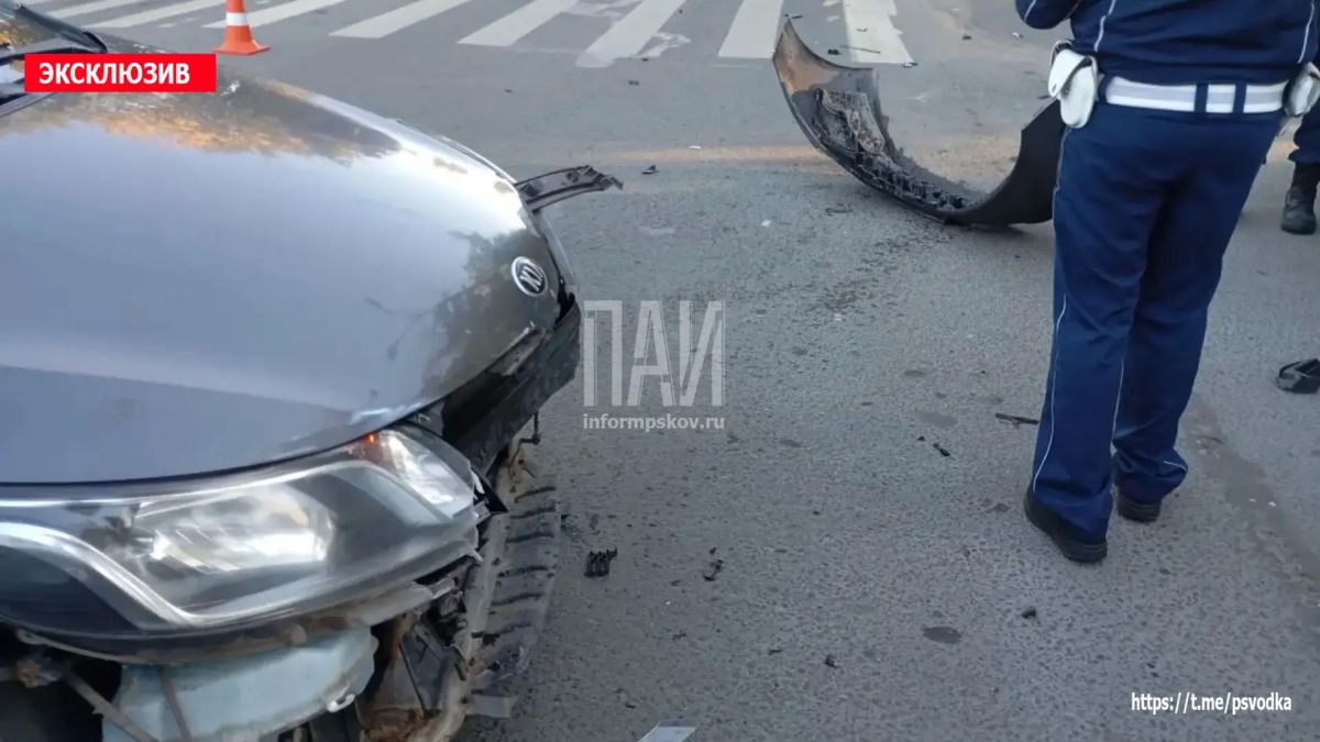 В Пскове, на улице Труда у дома 25, произошло столкновение мотоцикла Honda и автомобиля Kia Rio В Пскове, на улице Труда у дома 25, произошло столкновение мотоцикла Honda и автомобиля Kia Rio