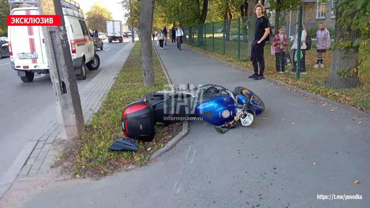 В Пскове, на улице Труда у дома 25, произошло столкновение мотоцикла Honda и автомобиля Kia Rio В Пскове, на улице Труда у дома 25, произошло столкновение мотоцикла Honda и автомобиля Kia Rio