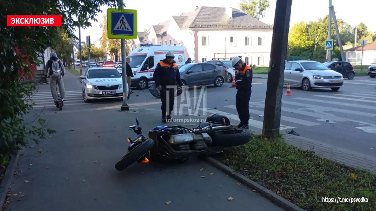 В Пскове, на улице Труда у дома 25, произошло столкновение мотоцикла Honda и автомобиля Kia Rio В Пскове, на улице Труда у дома 25, произошло столкновение мотоцикла Honda и автомобиля Kia Rio