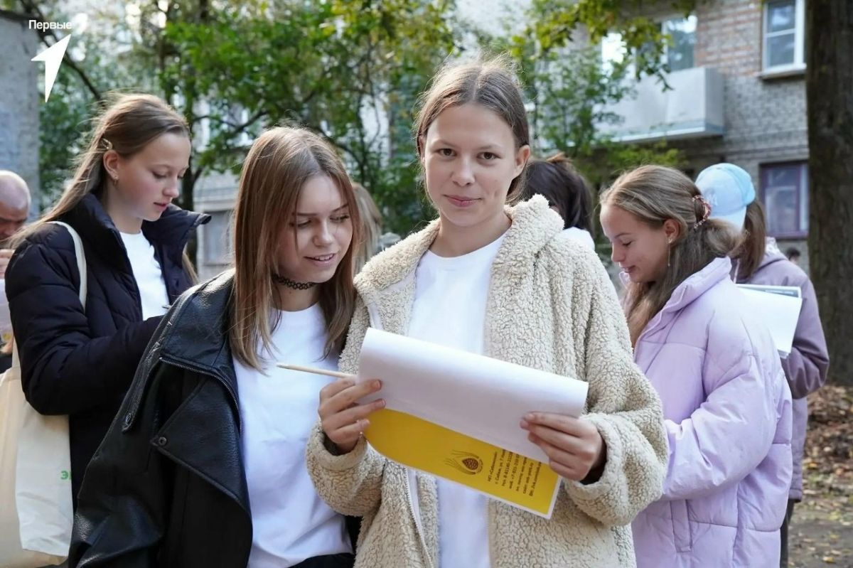Молодые экологи высадили девять клёнов в сквере Искусств в Пскове Молодые экологи высадили девять клёнов в сквере Искусств в Пскове