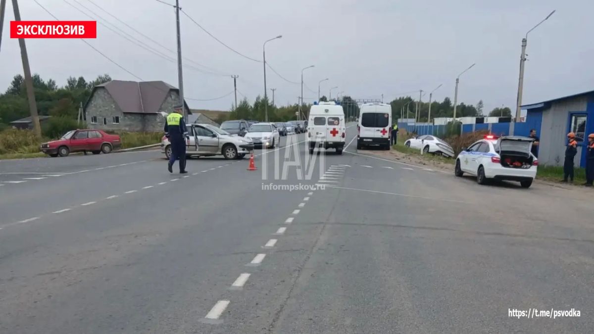 В Великолукском районе, в деревне Торчилово на улице Загородной произошло попутное столкновение автомобилей Peugeot 206 и Hyundai В Великолукском районе, в деревне Торчилово на улице Загородной произошло попутное столкновение автомобилей Peugeot 206 и Hyundai