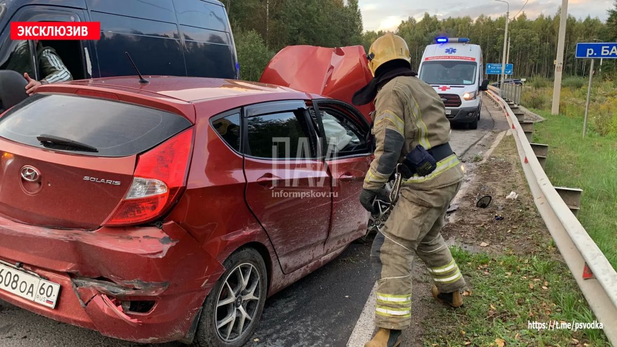 В Псковском районе, на въезде в деревню Ветошка, водитель автомобиля Hyundai Solaris, женщина 1989 года рождения, по предварительным данным, находившаяся в состоянии алкогольного опьянения, не справилась с управлением и... В Псковском районе, на въезде в деревню Ветошка, водитель автомобиля Hyundai Solaris, женщина 1989 года рождения, по предварительным данным, находившаяся в состоянии алкогольного опьянения, не справилась с управлением и...