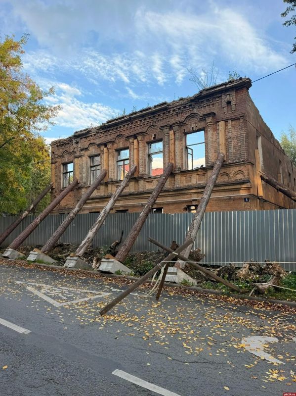 Усадьбу купца Андреева в Пскове укрепили балками ради безопасности археологов