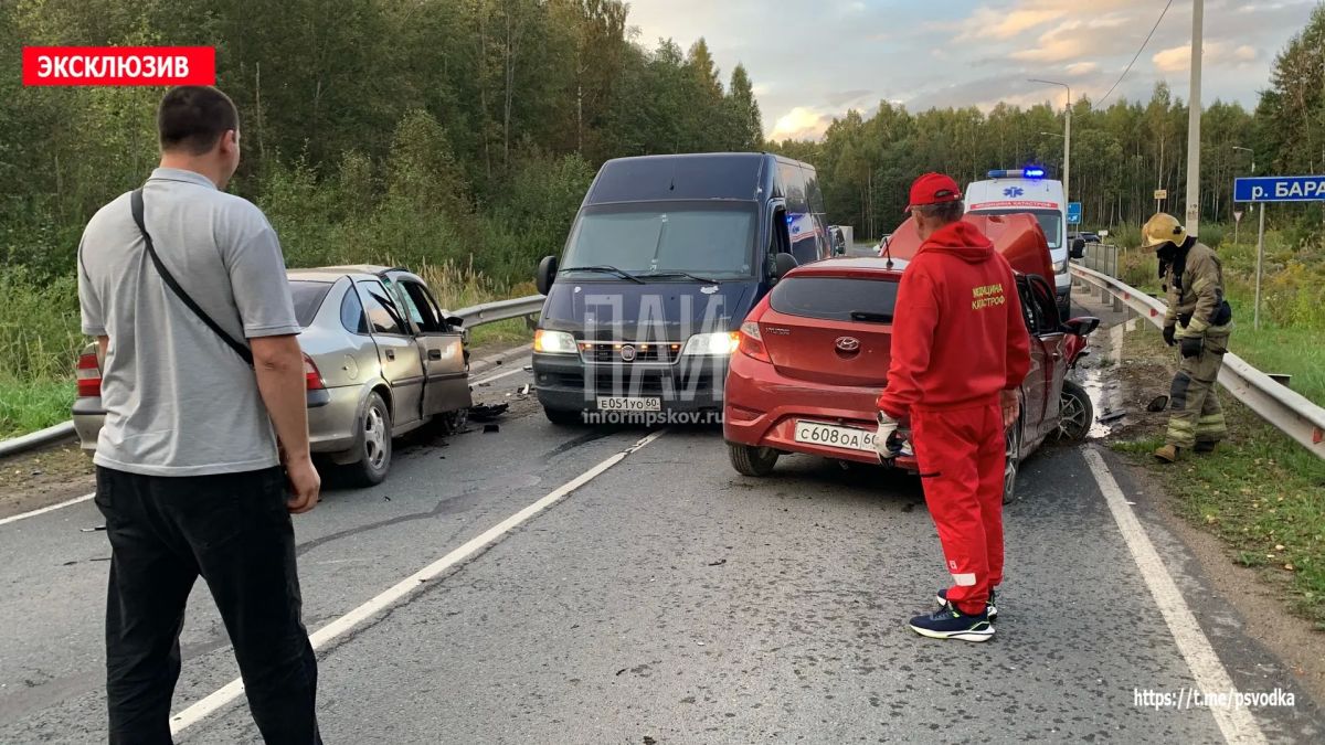 В Псковском районе, на въезде в деревню Ветошка, водитель автомобиля Hyundai Solaris, женщина 1989 года рождения, по предварительным данным, находившаяся в состоянии алкогольного опьянения, не справилась с управлением и... В Псковском районе, на въезде в деревню Ветошка, водитель автомобиля Hyundai Solaris, женщина 1989 года рождения, по предварительным данным, находившаяся в состоянии алкогольного опьянения, не справилась с управлением и...