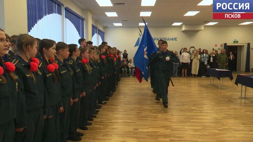 Новое поколение спасателей: в Пскове прошло посвящение в кадеты Новое поколение спасателей: в Пскове прошло посвящение в кадеты