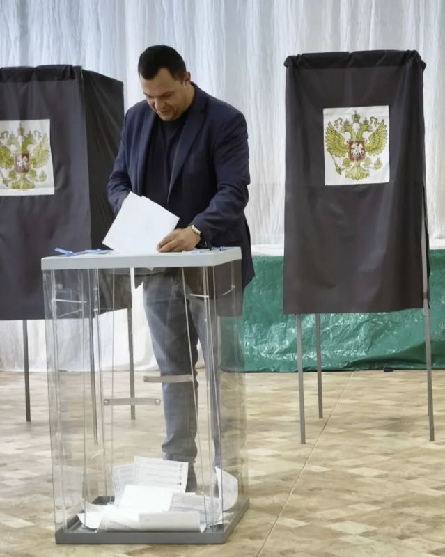 В первый день голосования помощник председателя Законодательного Собрания Псковской области, депутат Стругокрасненского окружного Собрания депутатов Дмитрий Мельцер принял участие в выборах