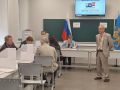 С самого утра на выборы приходят местные жители, первые избиратели, чтобы проголосовать