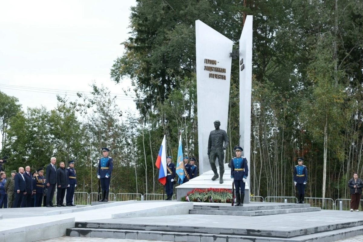 У нового мемориального комплекса защитникам Отечества на кладбище «Белый Мох» состоялось торжественно-памятное мероприятие У нового мемориального комплекса защитникам Отечества на кладбище «Белый Мох» состоялось торжественно-памятное мероприятие