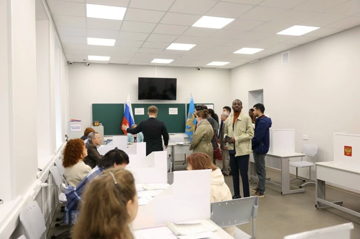 С самого утра на выборы приходят местные жители, первые избиратели, чтобы проголосовать С самого утра на выборы приходят местные жители, первые избиратели, чтобы проголосовать