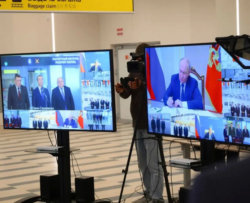 Оснащенный воздушный пункт пропуска Южно-Сахалинск представили Президенту РФ Владимиру Путину Оснащенный воздушный пункт пропуска Южно-Сахалинск представили Президенту РФ Владимиру Путину