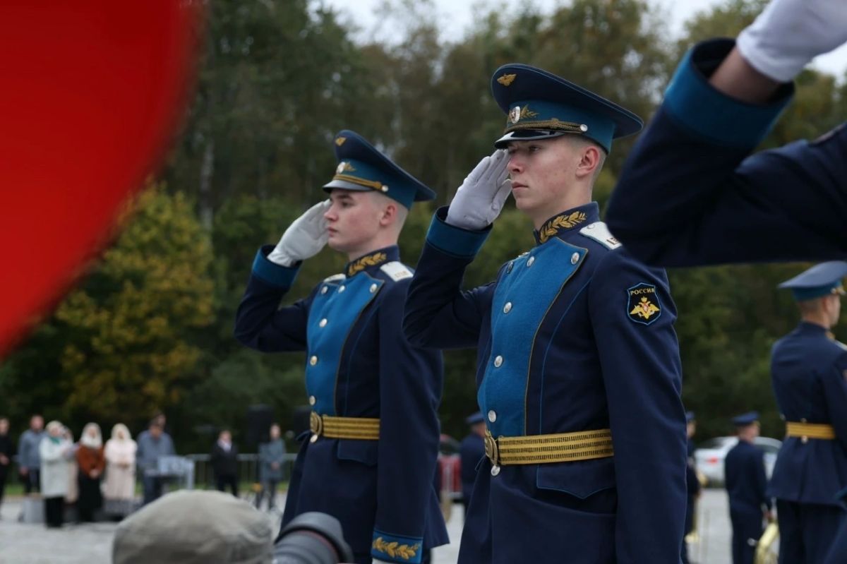 У нового мемориального комплекса защитникам Отечества на кладбище «Белый Мох» состоялось торжественно-памятное мероприятие У нового мемориального комплекса защитникам Отечества на кладбище «Белый Мох» состоялось торжественно-памятное мероприятие