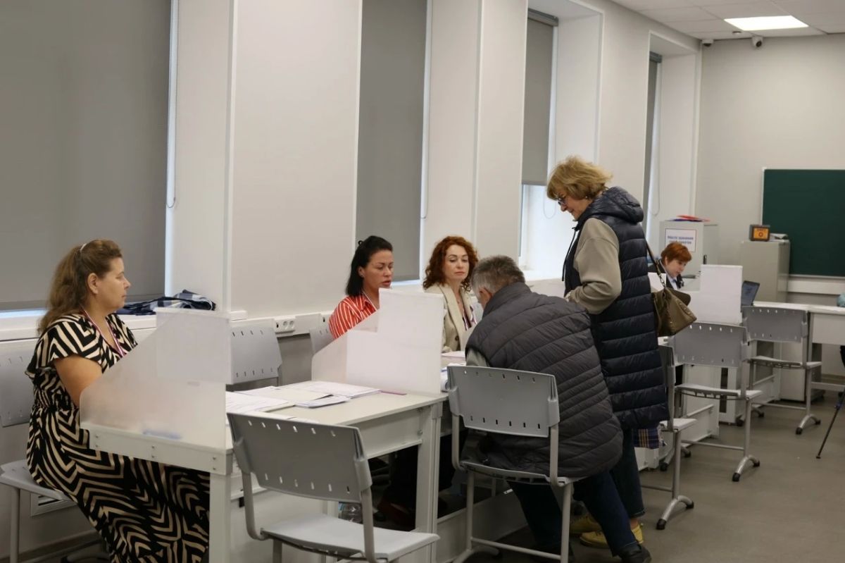 С самого утра на выборы приходят местные жители, первые избиратели, чтобы проголосовать С самого утра на выборы приходят местные жители, первые избиратели, чтобы проголосовать